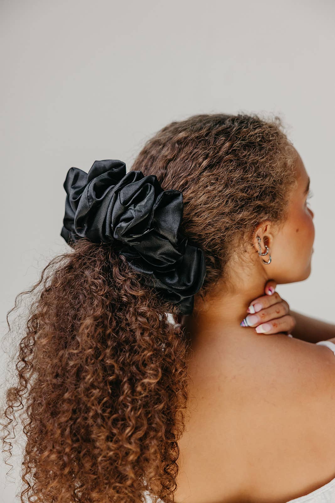 JUMBO SLEEP SATIN SCRUNCHIES: BLACK