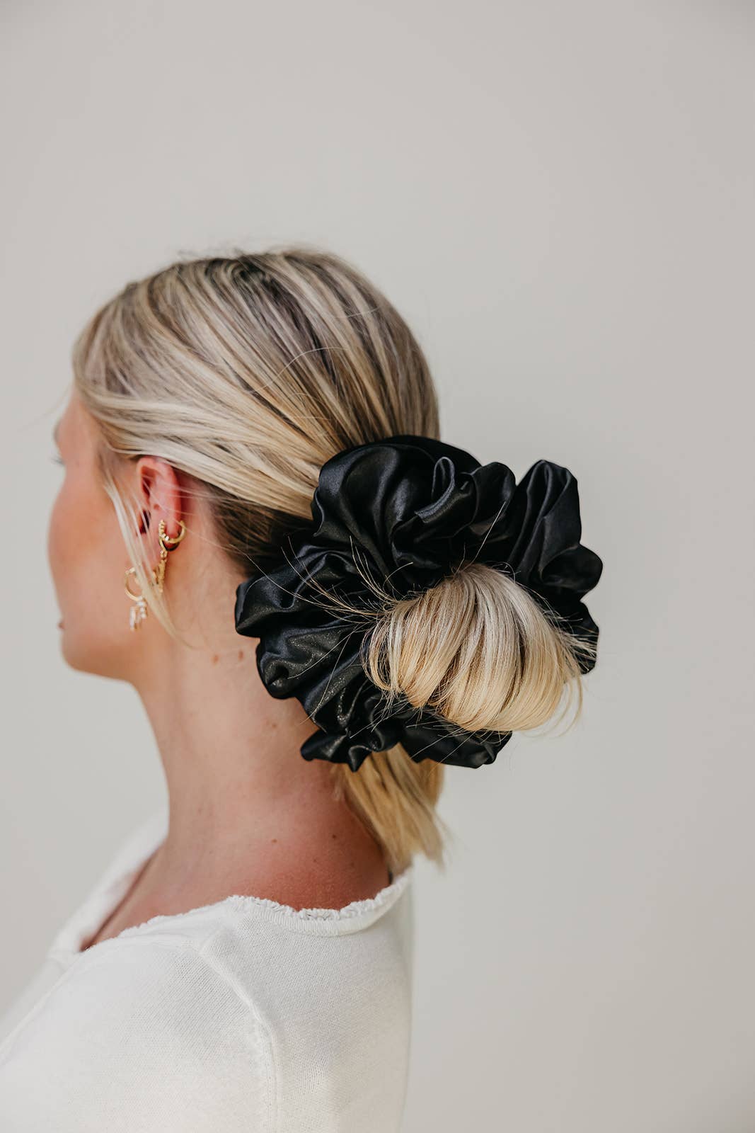 JUMBO SLEEP SATIN SCRUNCHIES: BLACK